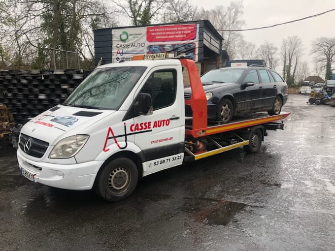 Parc de véhicules hors d'usage chez AJ AUTO DEMOLITION, centre agréé à BOUXWILLER