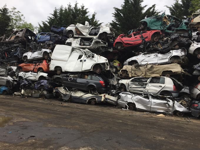 Parc de véhicules hors d'usage chez Dettinger Et Fils, centre agréé à QUINCIEUX