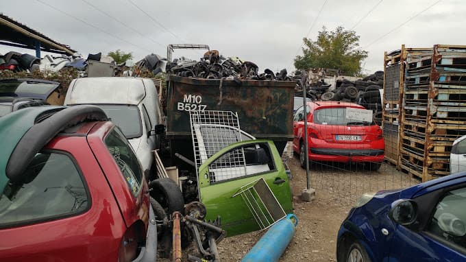 Parc de véhicules hors d'usage chez ABS Autopièces, centre agréé à SAINT-BONNET-DE-MURE