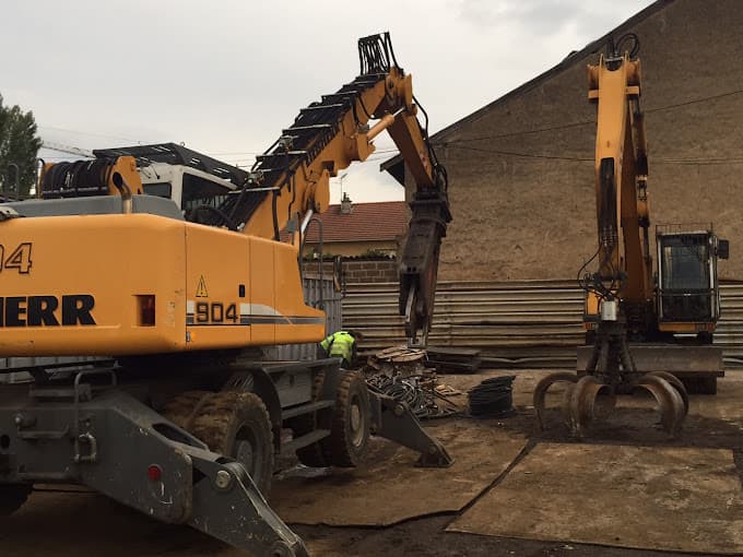 Parc de véhicules hors d'usage chez DELABRE - Achat métaux - Location de bennes - Gestion globale de déchets - Démolition, centre agréé à LOIRE-SUR-RHONE