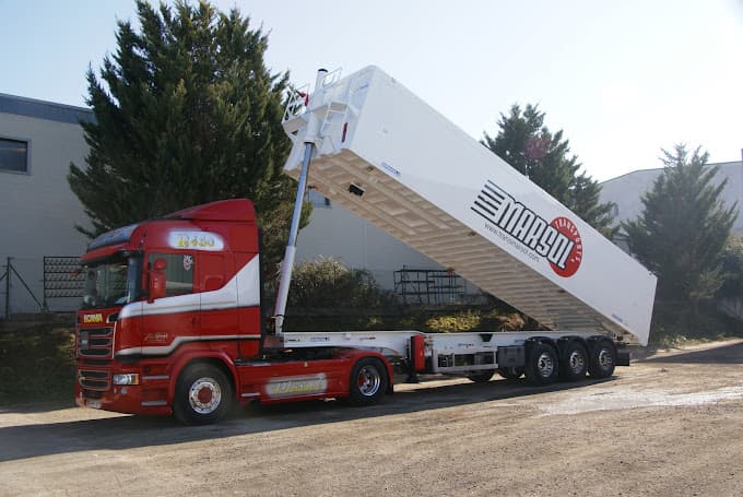 Vue extérieure du centre VHU agréé Est Metal à GENAS (Rhône)