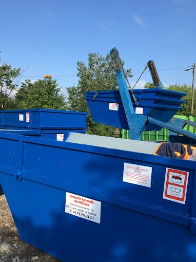 Parc de véhicules hors d'usage chez Comptoir Lyonnais des Métaux - Location de Bennes Lyon, centre agréé à SAINT-FONS