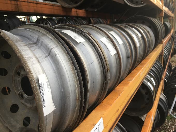 Parc de véhicules hors d'usage chez SMAP, centre agréé à SAINT-MARCEL