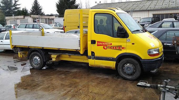 Vue extérieure du centre VHU agréé Garage Caille à SAINT-MARTIN-BELLE-ROCHE (Saône-et-Loire)