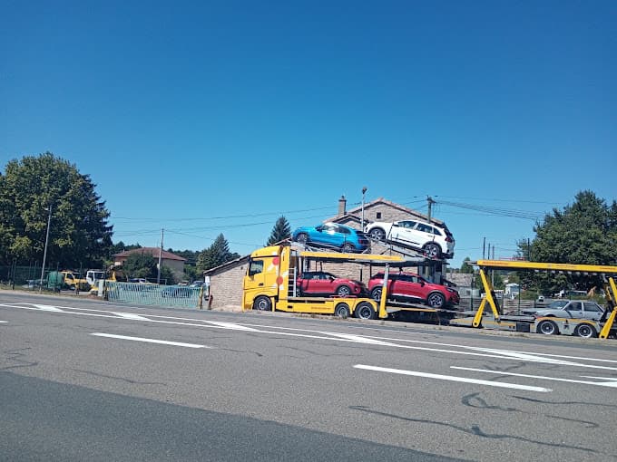 Parc de véhicules hors d'usage chez Garage Caille, centre agréé à SAINT-MARTIN-BELLE-ROCHE