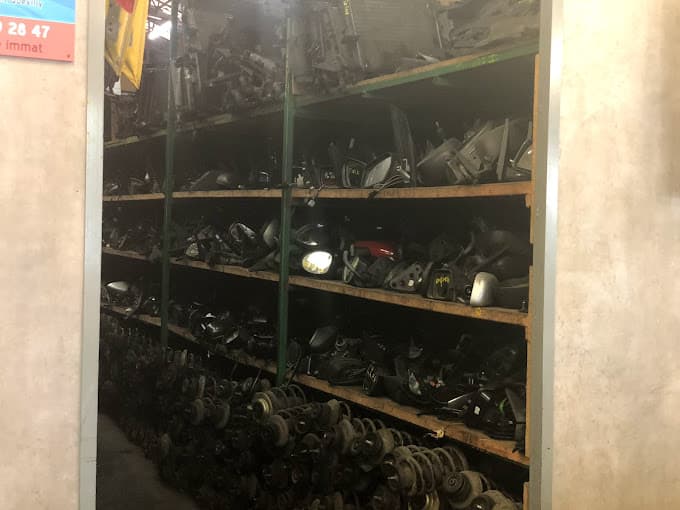 Parc de véhicules hors d'usage chez Guelle Freres, centre agréé à CANTELEU