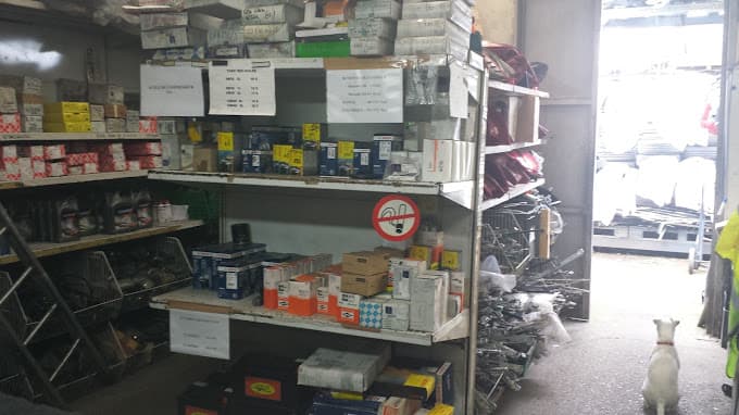 Parc de véhicules hors d'usage chez AUTO 4 Casse spécialiste pièce détachée occasion pour chaque classe Mercedes, centre agréé à PONTAULT-COMBAULT