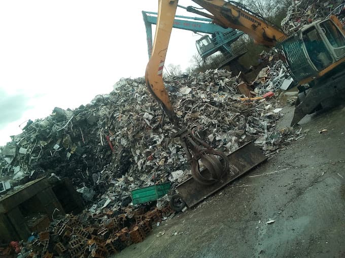 Parc de véhicules hors d'usage chez ARMABESSAIRE RECYCLAGE, centre agréé à PONTAULT-COMBAULT