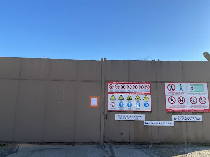 Vue extérieure du centre VHU agréé AGOGUE - ASTRA RECYCLAGE à LA GRANDE-PAROISSE (Seine-et-Marne)