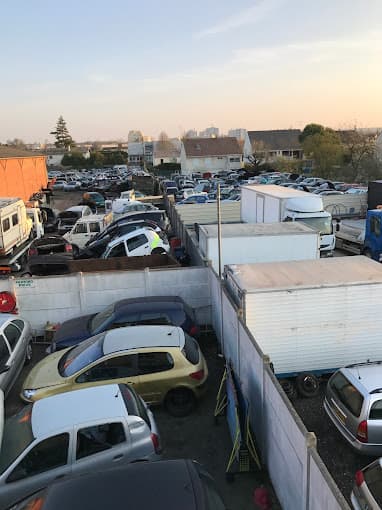 Parc de véhicules hors d'usage chez Centre VHU Agrée - Auto Pièces des Mureaux, centre agréé à LES MUREAUX