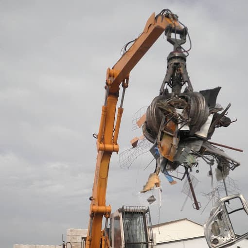 Parc de véhicules hors d'usage chez FER HARRY, centre agréé à GUITRANCOURT