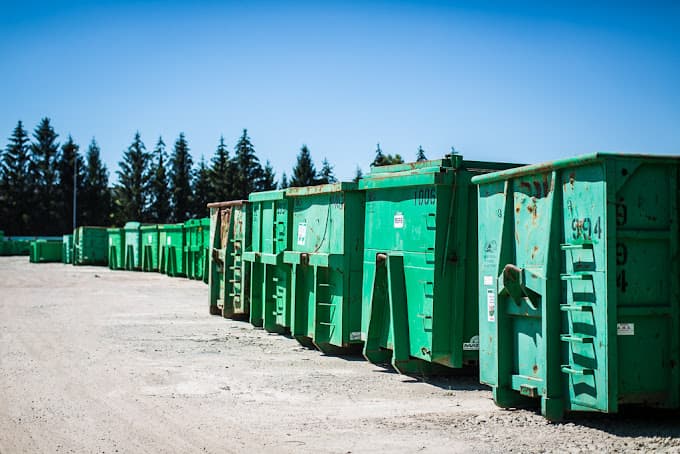 Parc de véhicules hors d'usage chez Rouvreau Recyclage, centre agréé à NIORT