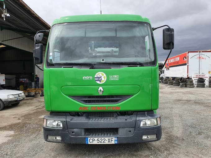 Parc de véhicules hors d'usage chez ABC DEMOLITION CASSE AUTO ET RECYCLAGES, centre agréé à THOUARS