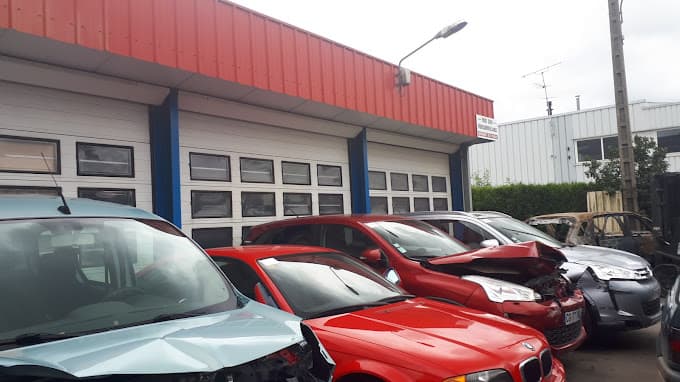 Parc de véhicules hors d'usage chez Recycling Car, centre agréé à POULAINVILLE