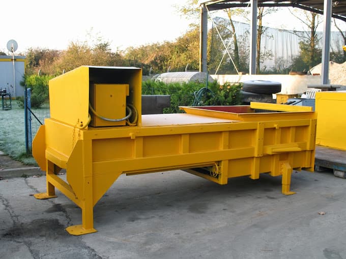 Parc de véhicules hors d'usage chez Fricourt Environnement Recyclage, centre agréé à FRICOURT