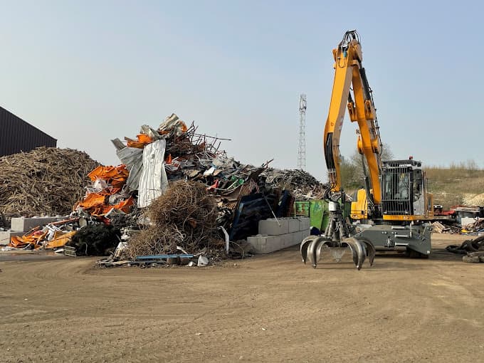 Parc de véhicules hors d'usage chez Eric Ledeux Services SA, centre agréé à FINS