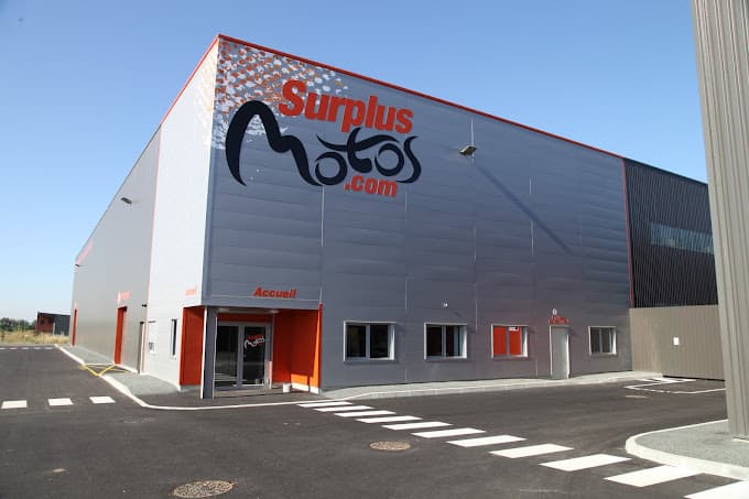 Vue extérieure du centre VHU agréé Surplus Motos à GAILLAC (Tarn)