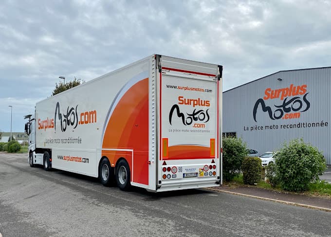 Parc de véhicules hors d'usage chez Surplus Motos, centre agréé à GAILLAC