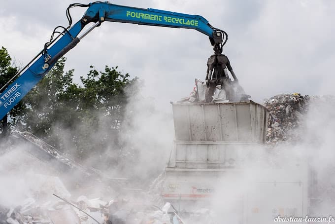 Parc de véhicules hors d'usage chez FOURMENT RECYCLAGE, centre agréé à LA VILLE-DIEU-DU-TEMPLE