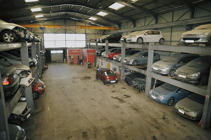 Parc de véhicules hors d'usage chez Codipiece SAS, centre agréé à SIX-FOURS-LES-PLAGES