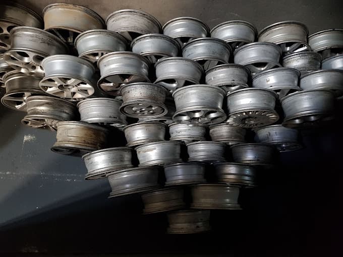 Parc de véhicules hors d'usage chez RECUPER'AUTO, centre agréé à SIX-FOURS-LES-PLAGES