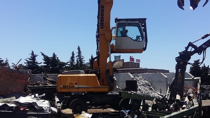 Vue extérieure du centre VHU agréé METALFER à OLLIOULES (Var)