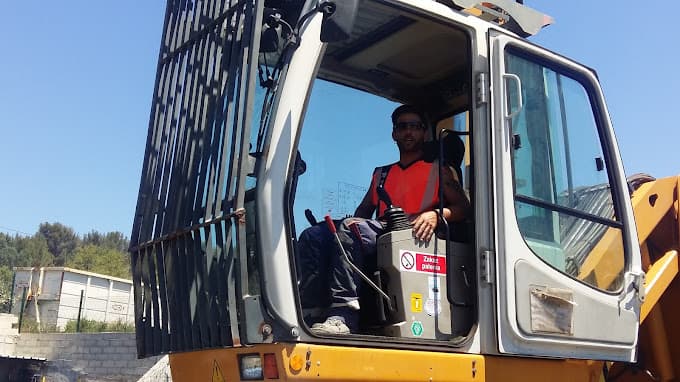 Parc de véhicules hors d'usage chez METALFER, centre agréé à OLLIOULES