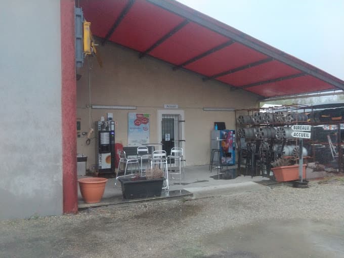 Vue extérieure du centre VHU agréé SARL AUTOSTOP à JONQUIERES (Vaucluse)