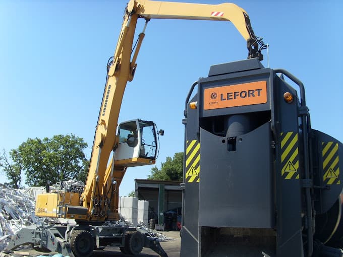 Vue extérieure du centre VHU agréé Recordier Recyclage à PERNES-LES-FONTAINES (Vaucluse)