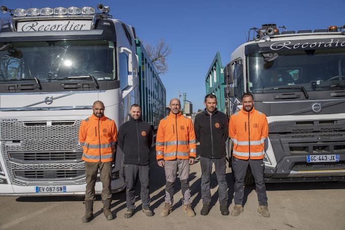 Parc de véhicules hors d'usage chez Recordier Recyclage, centre agréé à PERNES-LES-FONTAINES