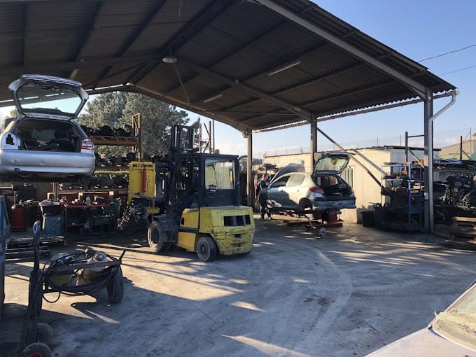 Parc de véhicules hors d'usage chez AUTO SERVICE DISTRIBUTION, centre agréé à MONTEUX