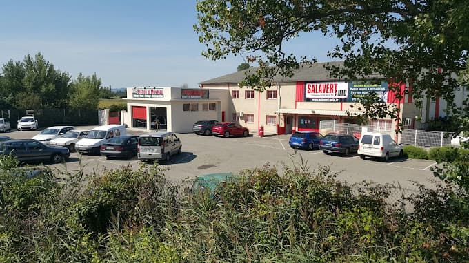 Vue extérieure du centre VHU agréé SALAVERT Auto à LAPALUD (Vaucluse)