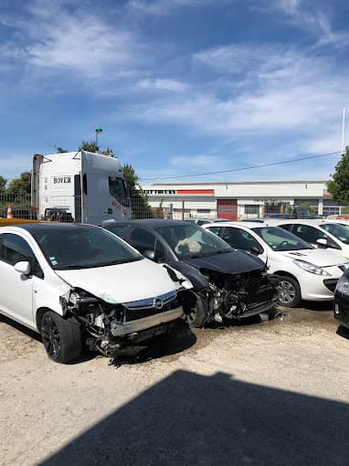 Parc de véhicules hors d'usage chez Auto Pièces 84, centre agréé à CARPENTRAS