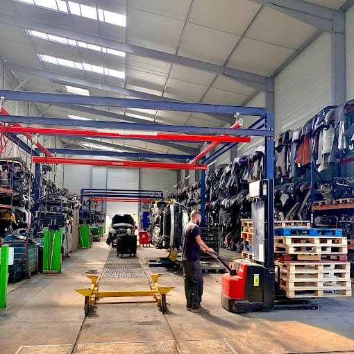 Parc de véhicules hors d'usage chez Augustin SARL, centre agréé à COUSSAY-LES-BOIS