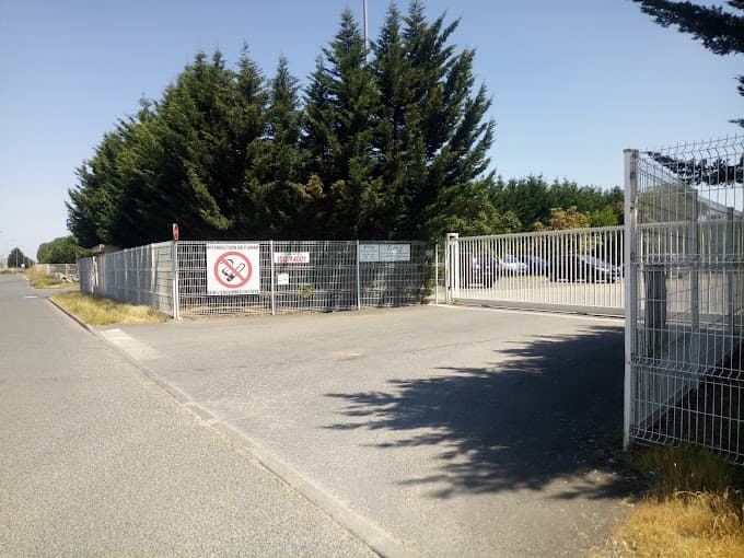 Parc de véhicules hors d'usage chez Lostis Recyclage, centre agréé à INGRANDES