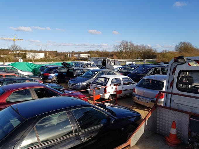 Parc de véhicules hors d'usage chez Le Creuset Automobile, centre agréé à ITEUIL