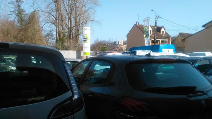 Parc de véhicules hors d'usage chez Jupiter Automobiles, centre agréé à LIMOGES