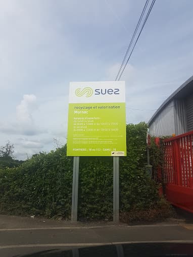 Parc de véhicules hors d'usage chez SUEZ Recyclage et Valorisation, centre agréé à MORNAC