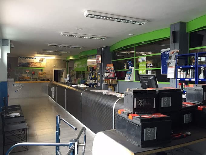 Parc de véhicules hors d'usage chez Auto-Pièces Miguel SARL, centre agréé à MIGENNES