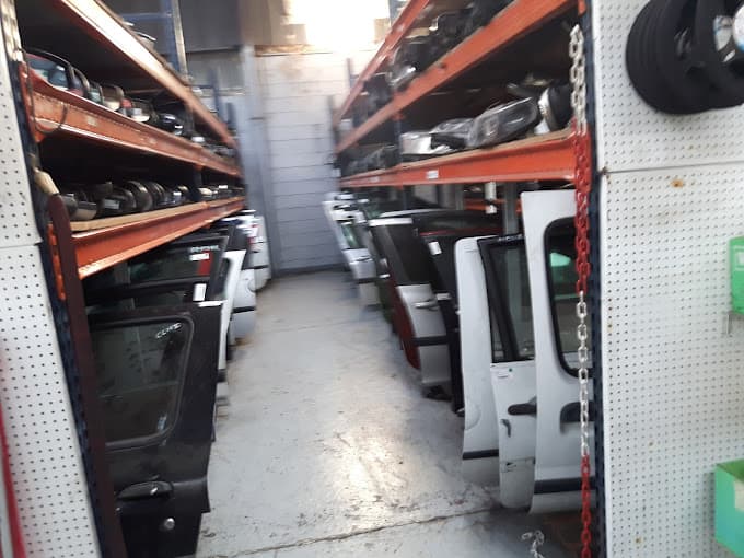 Parc de véhicules hors d'usage chez Société d'Exploitation de Véhicules Accidentés, centre agréé à LONGJUMEAU