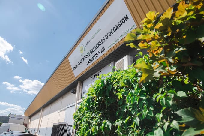 Vue extérieure du centre VHU agréé La Pièce Automobile à BRETIGNY-SUR-ORGE (Essonne)
