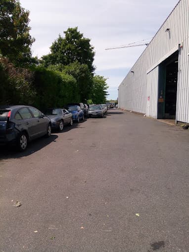 Parc de véhicules hors d'usage chez ETS ANTONELLI, centre agréé à MASSY