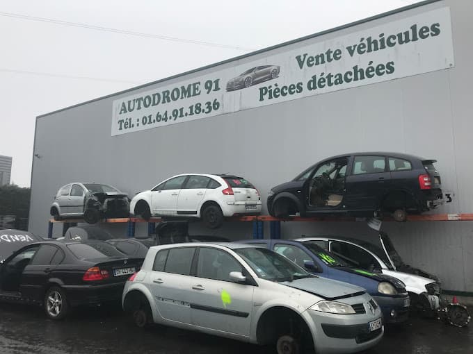 Vue extérieure du centre VHU agréé Autodrome N20 à AVRAINVILLE (Essonne)