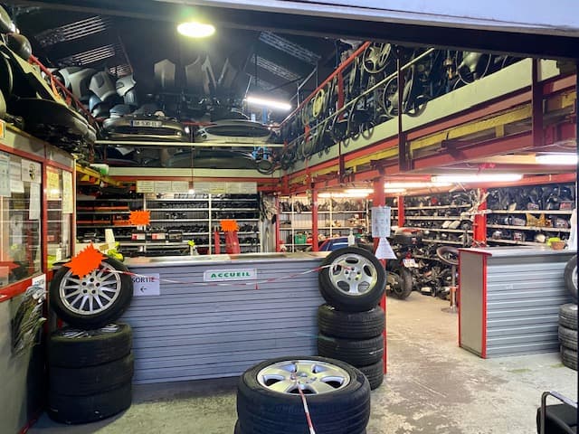 Parc de véhicules hors d'usage chez Scafa 93, centre agréé à LA COURNEUVE