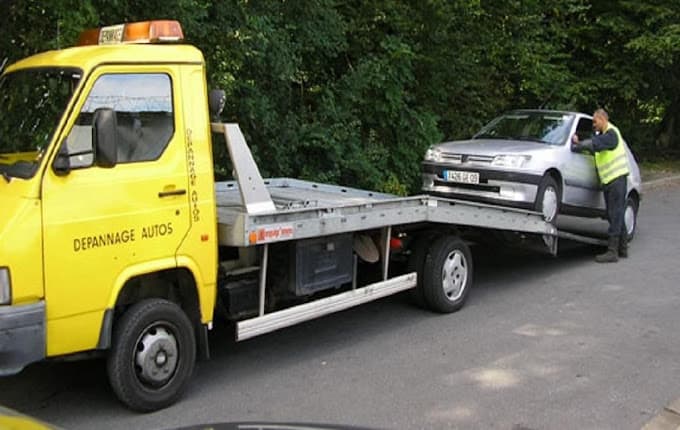 Parc de véhicules hors d'usage chez Auto Pièces Réemploi Coubron APRC, centre agréé à CLICHY-SOUS-BOIS