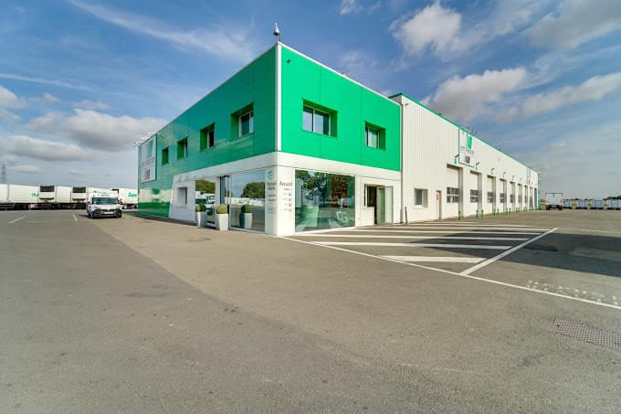 Parc de véhicules hors d'usage chez Petit Forestier - Location de véhicules frigorifiques, centre agréé à VILLEPINTE