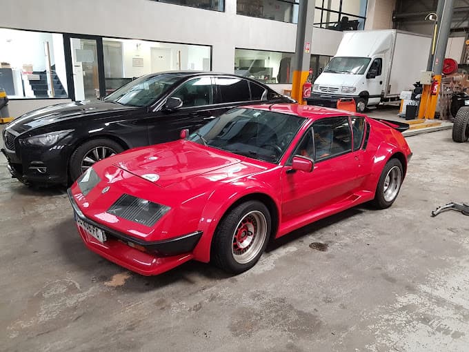 Parc de véhicules hors d'usage chez KABLECO, centre agréé à VILLETANEUSE