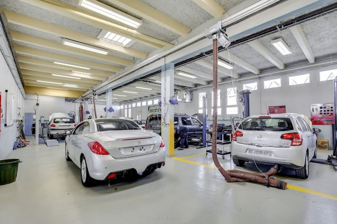 Parc de véhicules hors d'usage chez AFORPA CFA Jean Claude Andrieu, centre agréé à SAINT-MAURICE