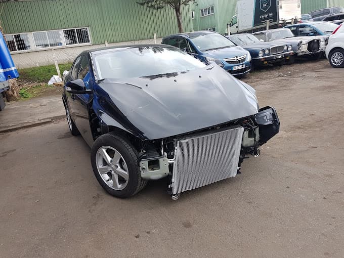 Vue extérieure du centre VHU agréé Fast Récupération Car à BEAUCHAMP (Val-d'Oise)