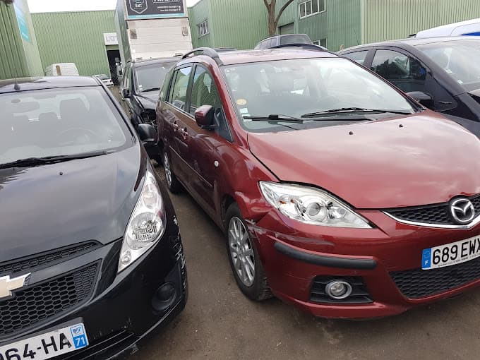 Parc de véhicules hors d'usage chez Fast Récupération Car, centre agréé à BEAUCHAMP